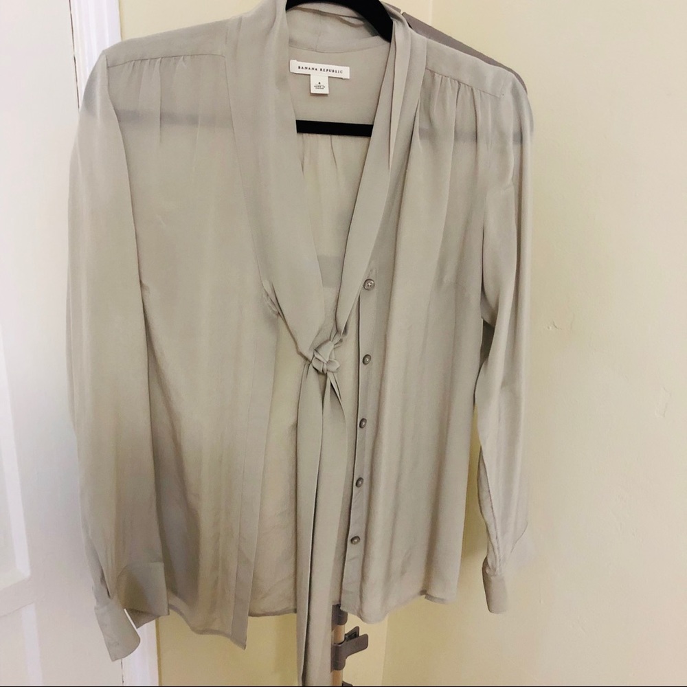 EUC Banana Republic 100% Silk Blouse